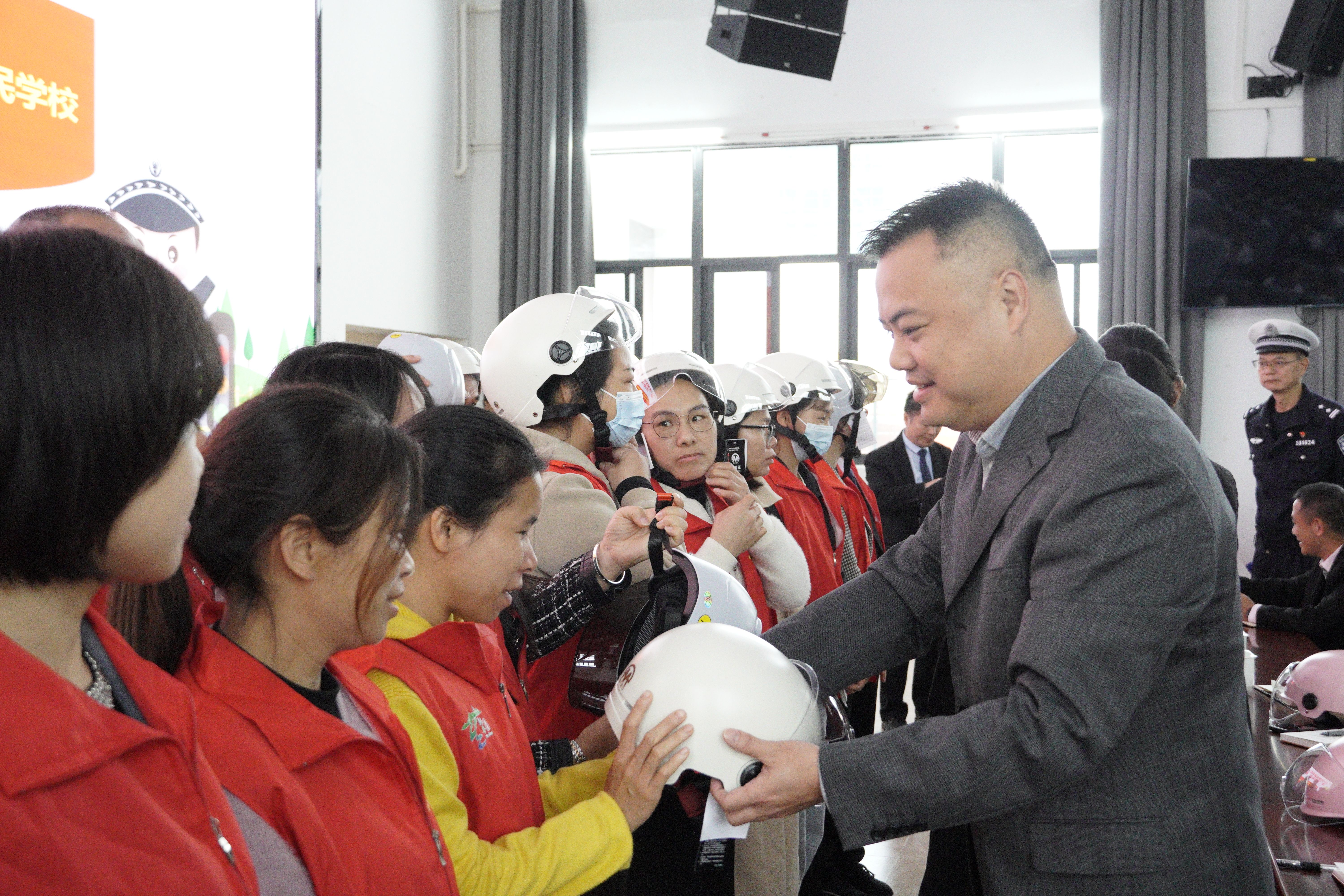 活动中,副县长陈征明,左文翠,县教育局长赖祯昕为